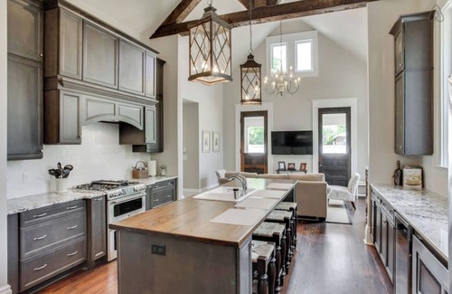 Woodland in Waverly Casa | ¡Tres minutos al centro! Amenidades de lujo! CAMINAR a bares / café!