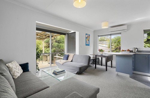 Waikanae Casa | The Wee Blue Bach - Waikanae Beach Holiday Home