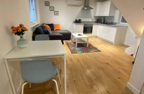 Gourock Cabaña | The Wee Cottage by the Ferry