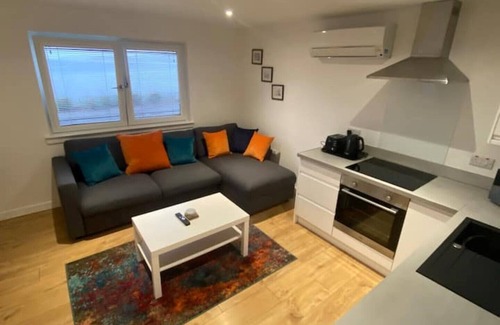 Gourock Cabaña | The Wee Cottage by the Ferry