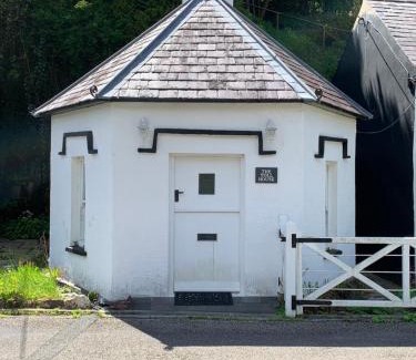 Cwmduad Casa | The Welsh Toll House