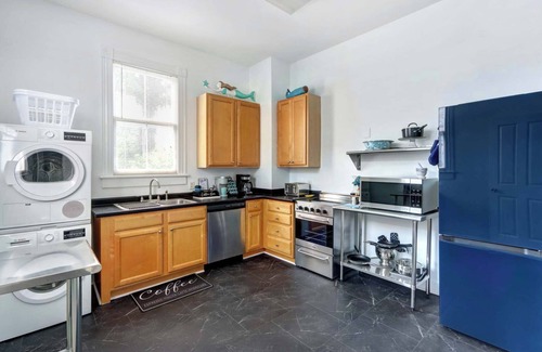 Beach Institute Apartamento | The Whale Loft | Historic Charm + Balcony