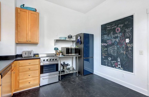 Beach Institute Apartamento | The Whale Loft | Historic Charm + Balcony
