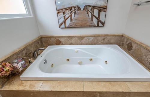 Yorktown Casa | The White Beach House of Huntington