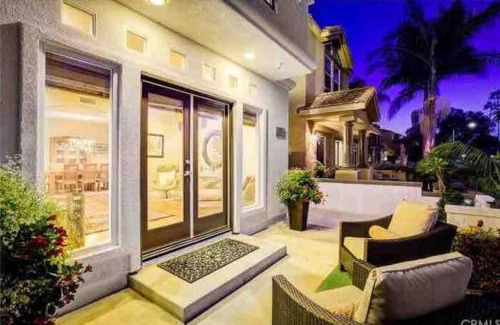 Yorktown Casa | The White Beach House of Huntington