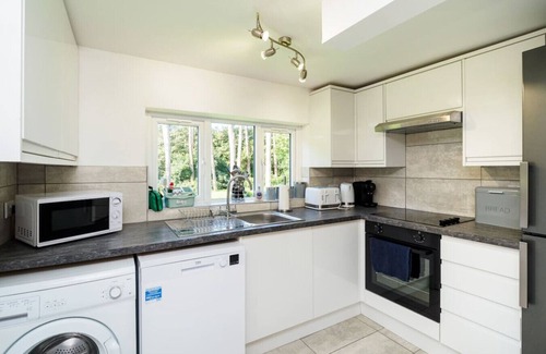 Upper Dicker Casa | The White Cottage with Tennis Court, Hot Tub, BBQ