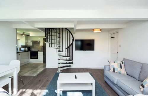 Upper Dicker Casa | The White Cottage with Tennis Court, Hot Tub, BBQ