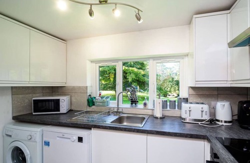 Upper Dicker Casa | The White Cottage with Tennis Court, Hot Tub, BBQ