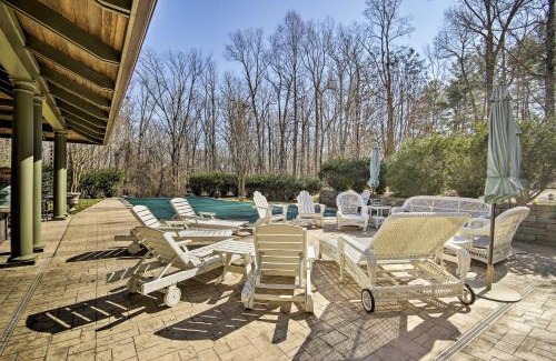 Rio Apartamento | The White Elephant Inn Getaway with Pool and Hot Tub!