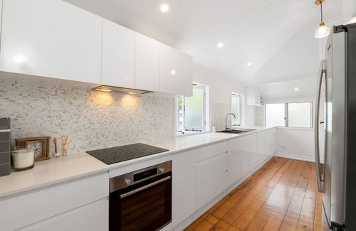 Hamilton Apartamento | The White Home Ascot - Charming 3 Bedroom with Large Outdoor Deck