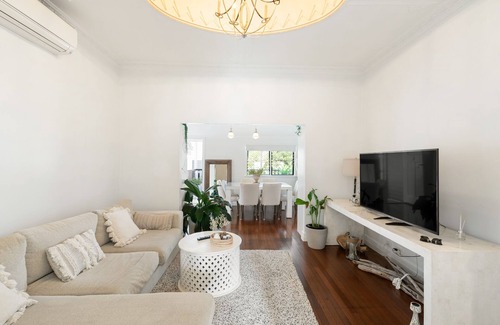 Hamilton Apartamento | The White Home Ascot - Charming 3 Bedroom with Large Outdoor Deck