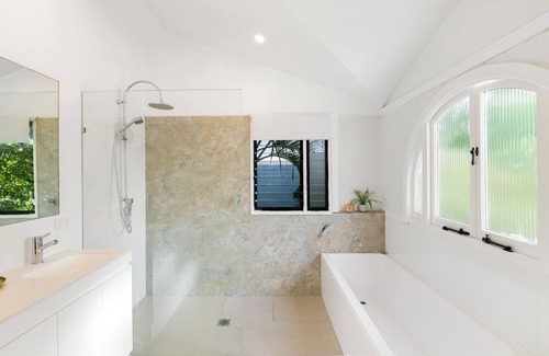 Hamilton Apartamento | The White Home Ascot - Charming 3 Bedroom with Large Outdoor Deck