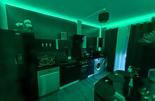 Chateauroux Casa | El espacio verde del garaje White Home Broadway