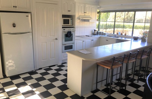 Chum Creek Casa | La Casa Blanca en "Home Farm Healesville"
