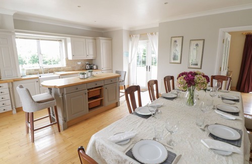 Drumshanbo Cabaña | THE WHITE HOUSE, family friendly in Drumshanbo, County Leitrim