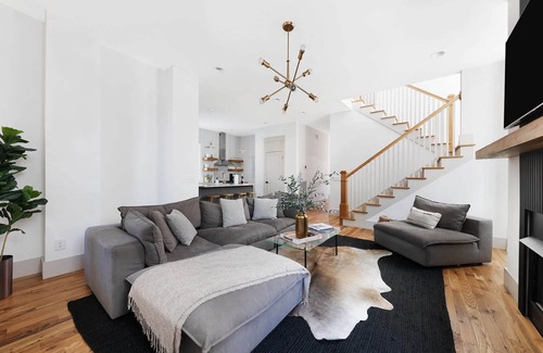 Hope Gardens Casa | The White House - Hot Tub + 1.2 miles to Broadway.