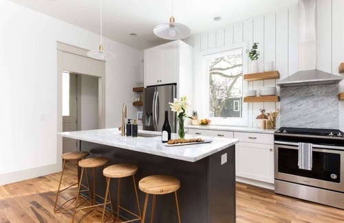 Hope Gardens Casa | The White House - Hot Tub + 1.2 miles to Broadway.