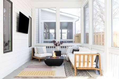 Hope Gardens Casa | The White House - Hot Tub 1 mile to Broadway
