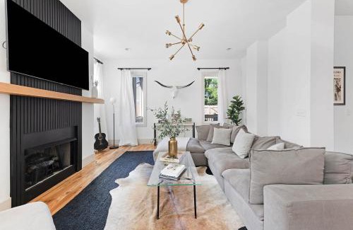 Hope Gardens Casa | The White House - Hot Tub 1 mile to Broadway