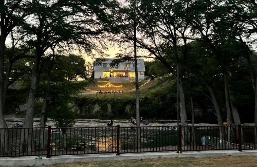 Canyon Lake Casa | The White House on the Horseshoe