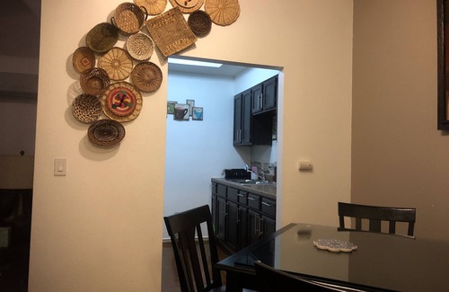 West San Antonio Apartamento | ¡La casa Blanca! (si dormías como un presidente)