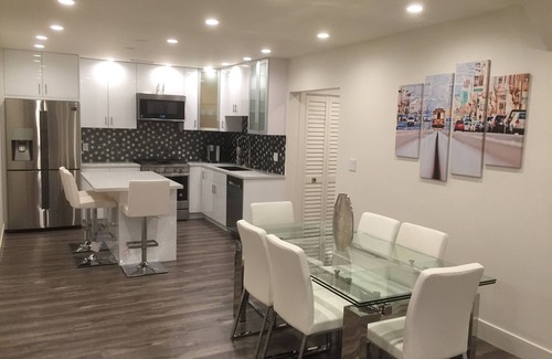 Castro Valley Condominio | “La Casa Blanca” Tendrás la mejor experiencia.