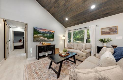 Eagleton Village Casa | The White Lodge 4BDR Sleeps 8 with Fire Pit