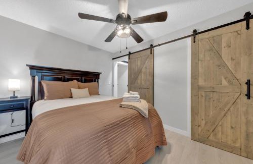 Eagleton Village Casa | The White Lodge 4BDR Sleeps 8 with Fire Pit