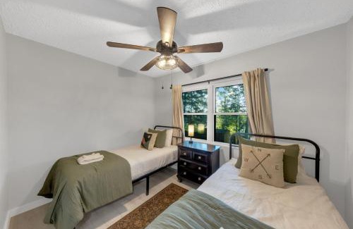 Eagleton Village Casa | The White Lodge 4BDR Sleeps 8 with Fire Pit