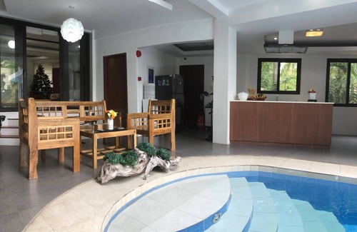 Panglao Casa | The Whitehouse by the Sea es su villa privada junto al mar.
