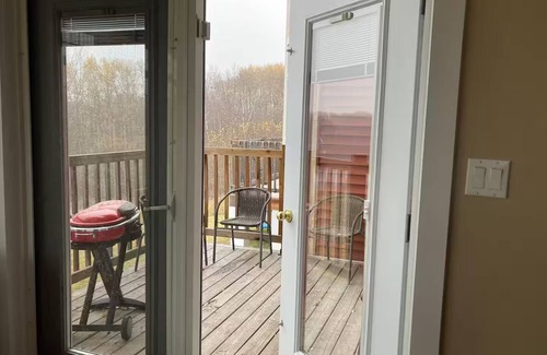 Parkland County Apartamento | The Winding Road Homestead - 3 BDRM each has full ensuite; quiet,country retreat