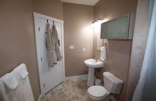 Parkland County Apartamento | The Winding Road Homestead - 3 BDRM each has full ensuite; quiet,country retreat