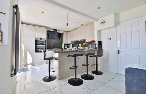 Brislington Casa | The Wishing Well by StayStaycations