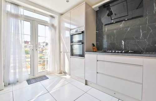 Brislington Casa | The Wishing Well by StayStaycations