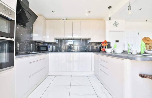 Brislington Casa | The Wishing Well by StayStaycations