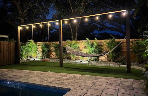 Arlington Park Apartamento | The Wisteria Oasis With heated pool and hot tub