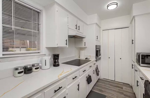 West Arlington Casa | The Wood & Iron / Sleeps Up to 18 Guests