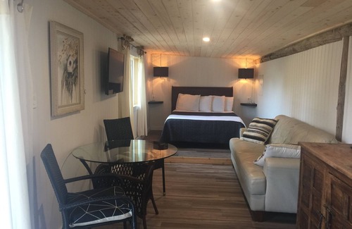 Black Creek Cabina | The Wood Shed at Saratoga Beach with hot tub