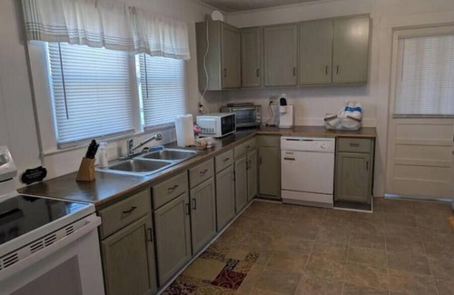 Buena Vista Cabaña | The Woodland Cottage charming 2 bedoom one bath with deck on back, covered front