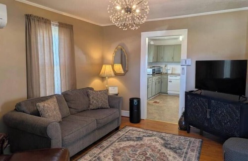 Buena Vista Cabaña | The Woodland Cottage charming 2 bedoom one bath with deck on back, covered front