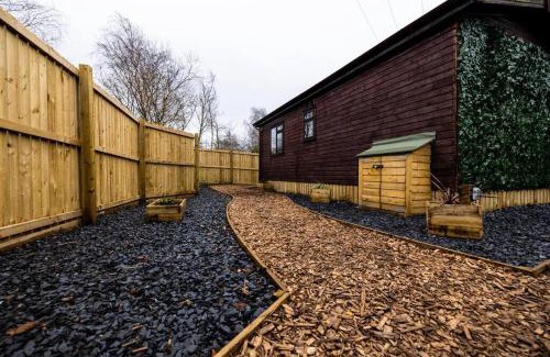 Poulton-le-Fylde Casa | The Woodland Lodge - Wood Fired Hot Tub and Firepit