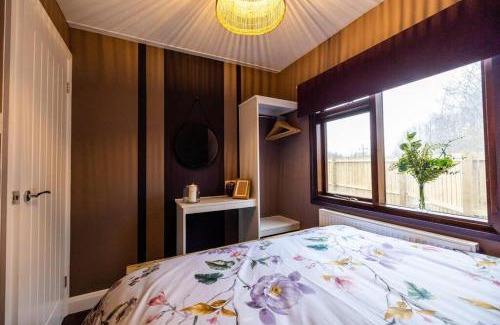 Poulton-le-Fylde Casa | The Woodland Lodge - Wood Fired Hot Tub and Firepit