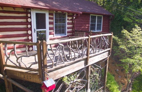 Laurel Park Cabaña | The Woodlands Cottage-Deck, vistas y cama grande de latón