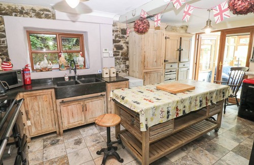 Narberth Cabaña | THE WOODLANDS LOWER LEVEL, family friendly in Stepaside