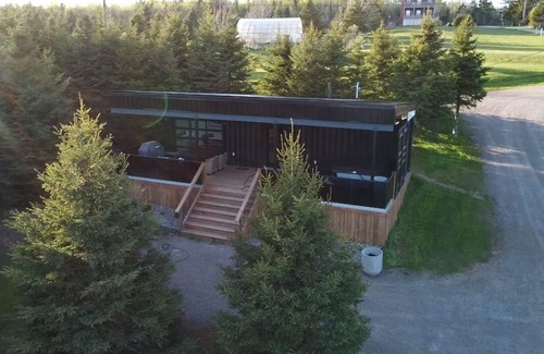 New Glasgow Cabaña | The Woodlot Cabin # 1(Coyote Den) Hot tub , cold plunge close to Cavendish
