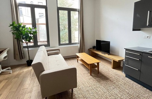 Klein-Antwerpen Apartamento | The Workspace with Parking Garage!