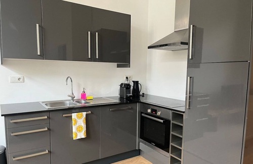 Klein-Antwerpen Apartamento | The Workspace with Parking Garage!