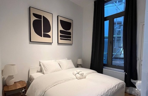 Klein-Antwerpen Apartamento | The Workspace with Parking Garage!