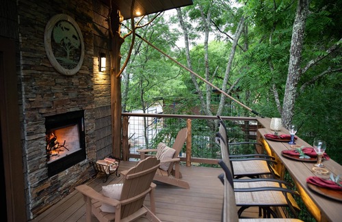 Sevierville Cabina | ✨The World's First Interactive Treehouse Resort! Chasing Fireflies Treehouse✨