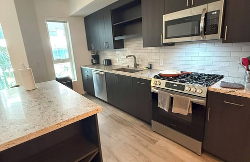 East Village Apartamento | The Wyatt at Makers Quarter: Downtown San Diego Living, Chic 1BR with WiFi & AC